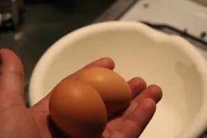 Zwei Eier werden aufgeschlagen