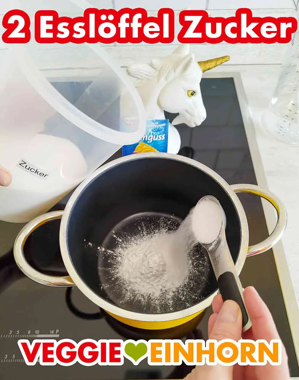 Zwei Esslöffel Zucker werden zum Tortenguss Pulver zugefügt.