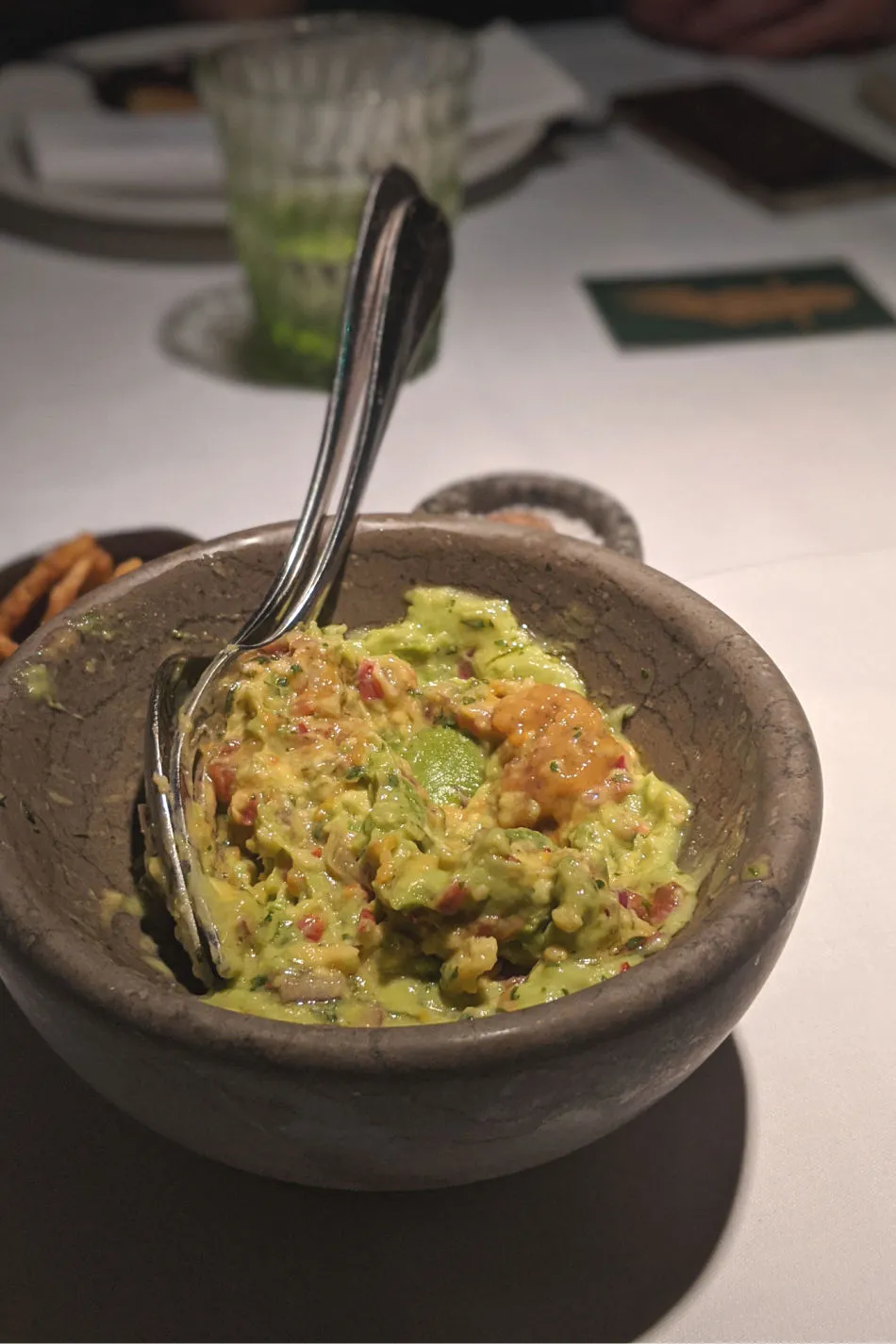 Zwei farbenfrohe Cocktails in eleganten Gläsern an einer Bar im Amazonico London