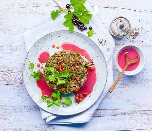 Zwei farbenfrohe und gesunde Salate, darunter Linsen-Specksalat und Rote-Beete-Orangensalat