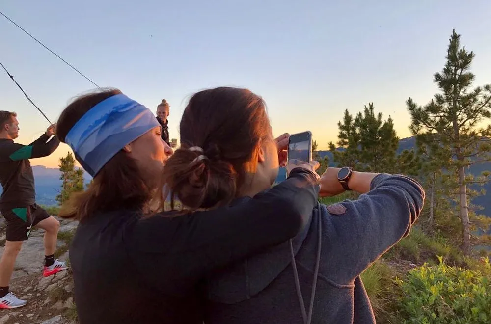 Zwei Frauen genießen den Gipfelblick