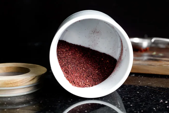 Zwei frisch gebackene Lahmacun auf Backpapier