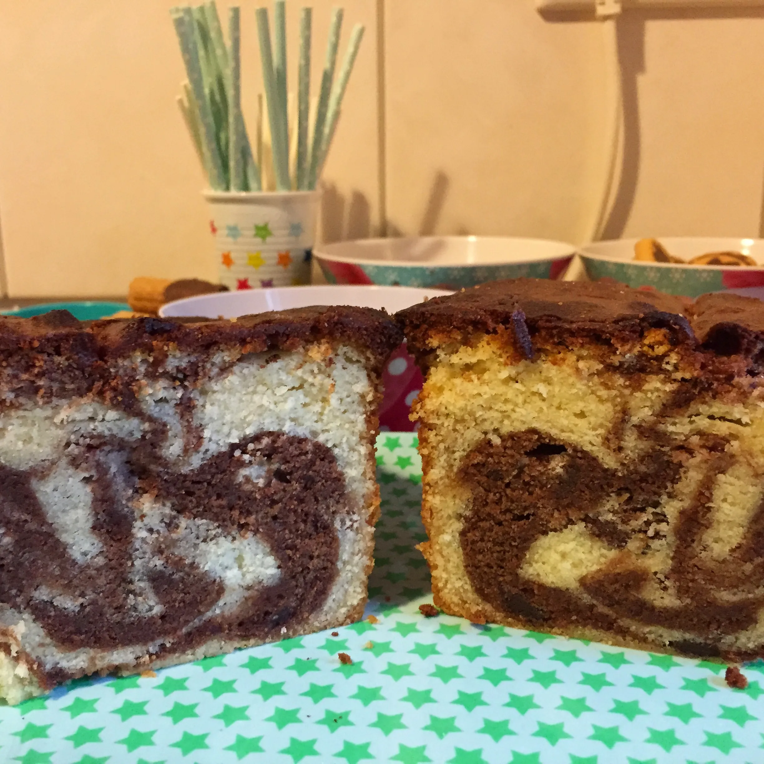 Zwei frisch gebackene Marmorkuchen als perfekte Grundlage für den Geburtstagskuchen Eisenbahn