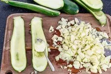 Zwei frisch halbierte Zucchini liegen bereit, um für das Rezept gefüllte Zucchini Hackfleisch vorbereitet zu werden.