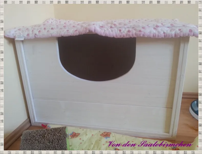 Zwei Frontbretter in einer Wurfkiste für Katzen, die eine sichere Umrandung bilden