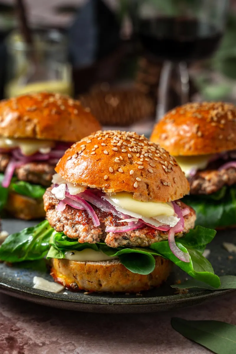 Zwei Kalbsburger mit Trüffel auf Holzbrett