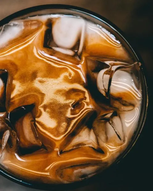 Zwei kleine Tassen mit Kaffee und Eis, die den &quot;Café con Hielo&quot; symbolisieren.