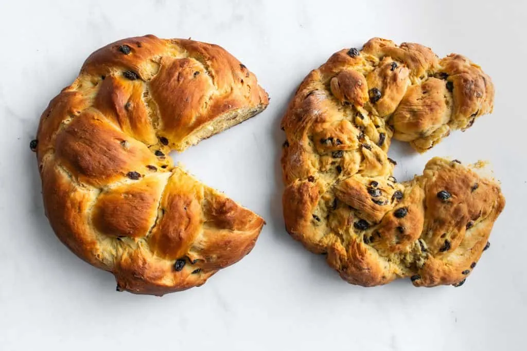 Zwei Osterkränze im Vergleich: Einer gebacken mit Allzweckmehl und der andere mit Kuchenmehl, zur Demonstration des Texturunterschieds.
