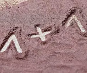 Zwei Personen, die ein Paket entgegennehmen, was auf ein &quot;Sorglos-Paket&quot; für Rentenanträge hinweist.