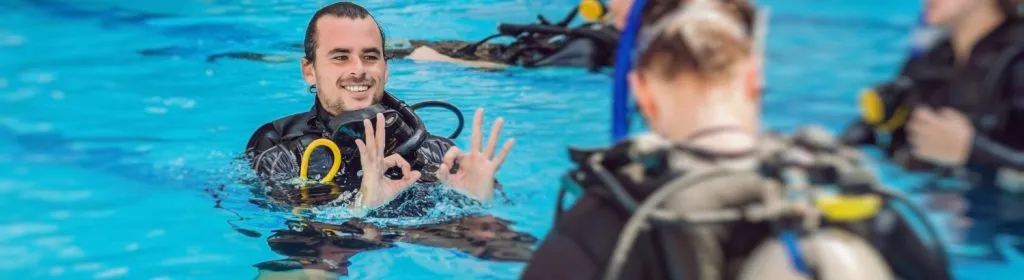 Zwei Ruderer auf einem See in der Abenddämmerung