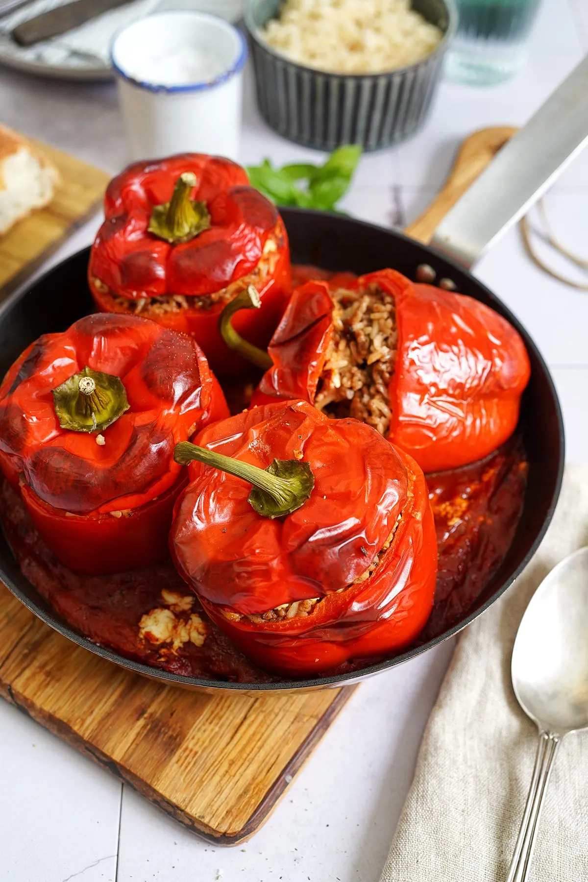 Zwei Schalen mit gefüllter Paprika, mit Reis und Kräutern garniert