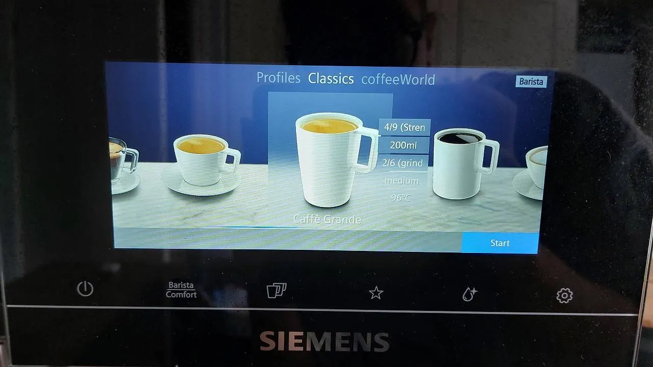 Zwei Tassen frischer Kaffee, gleichzeitig zubereitet mit der Siemens EQ900