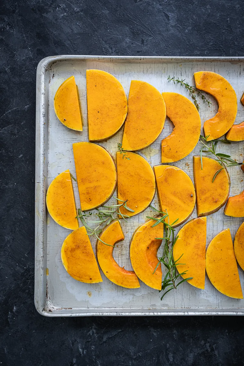 Zwei Teller mit geröstetem Ofenkürbis und Feta-Creme, eine moderne Variante für den deutschen Tisch