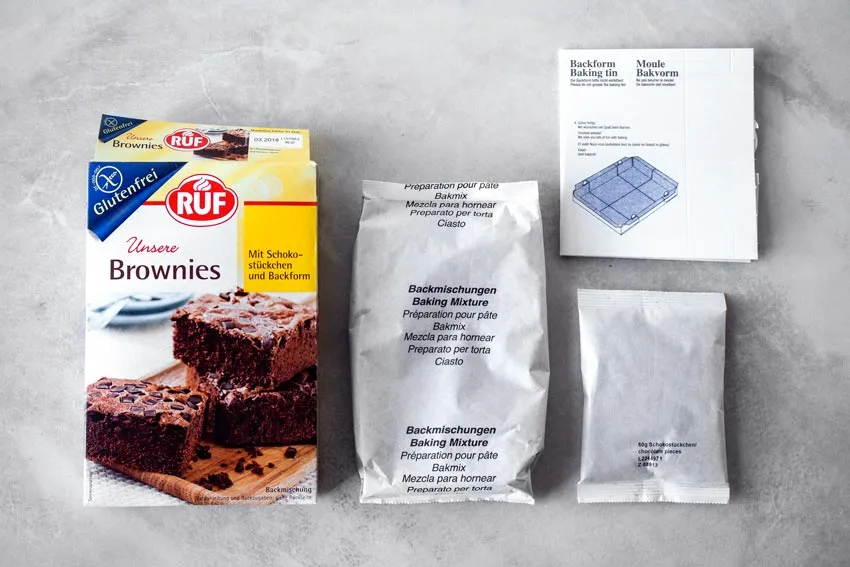 Zwei verschiedene Backmischungen im visuellen Vergleich, ähnlich wie Brötchen-Optionen bei Edeka