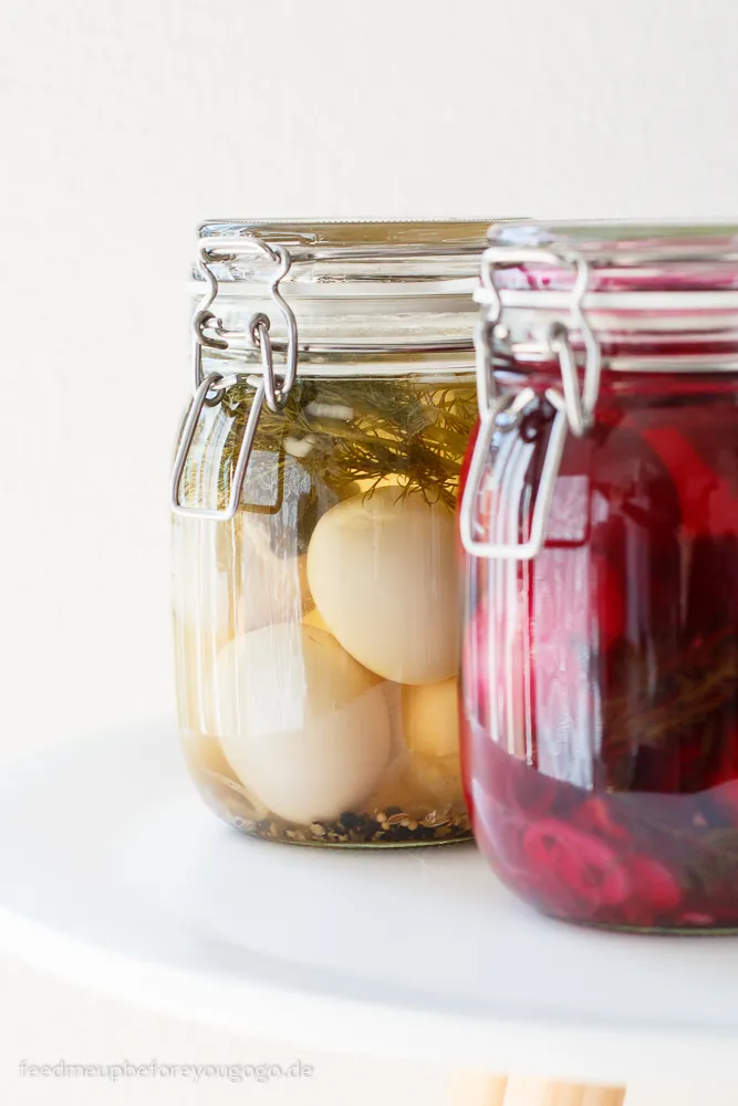 Zweierlei eingelegte Eier (Pickled Eggs) mit Dill und Roter Bete im Glas – ein vielseitiges Rezept für Eier
