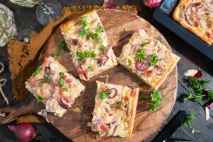 Zwiebelkuchen mit Speck und Zwiebeln frisch aus dem Ofen, in Stücke geschnitten