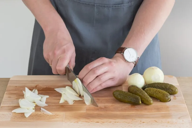 Zwiebeln für eine einfache Soljanka vorbereiten