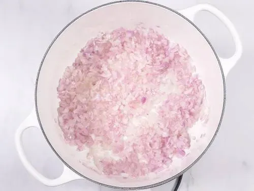 Zwiebeln in der Pfanne anbraten, bis sie goldbraun sind