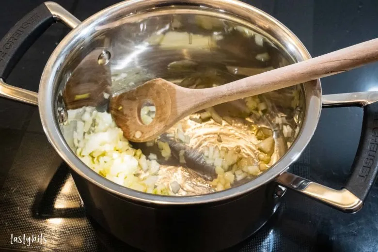 Zwiebeln und Knoblauch andünsten