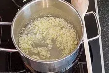 Zwiebeln und Knoblauch in Butterschmalz andünsten als Basis für den Eintopf