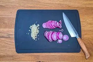 Zwiebeln und Knoblauch klein schneiden