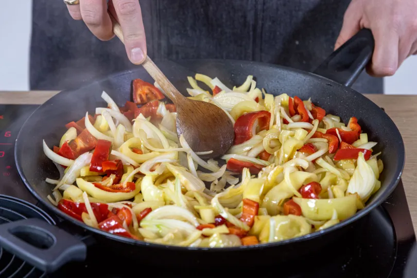 Zwiebeln und Knoblauch mitbraten
