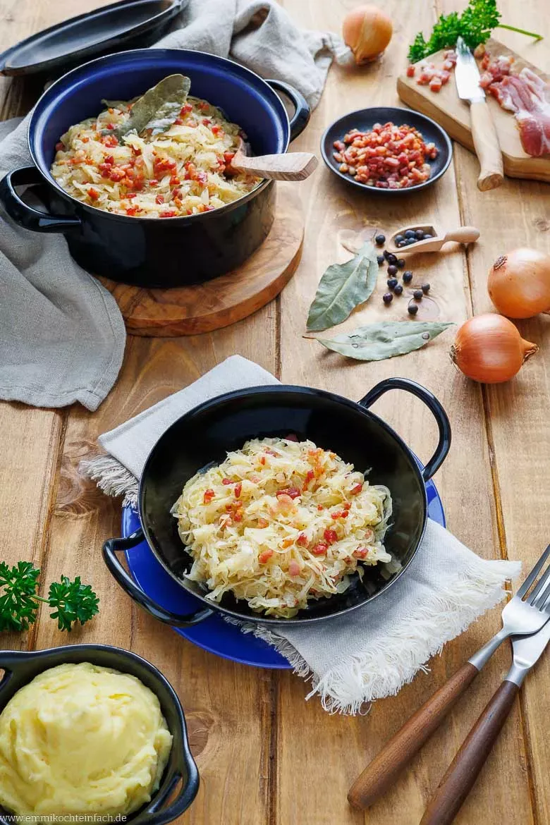 Zwiebeln und Speckwürfel in Butterschmalz angebraten, als Basis zum Verfeinern von gekochtem Sauerkraut