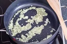 Zwiebelwürfel in Olivenöl andünsten für Chili con Carne