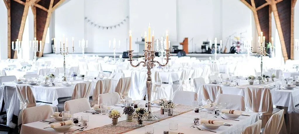 Abiturienten auf einem roten Teppich