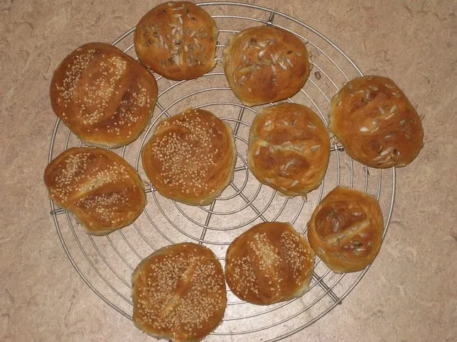 Abkühlende Brötchen auf einem Gitterrost nach dem Aufbacken