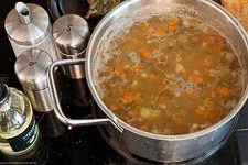 Abschmecken und Würstchen hinzufügen