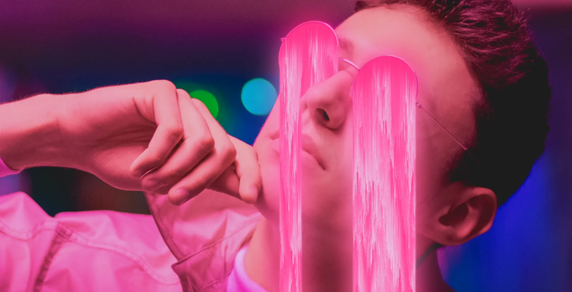 Abstraktes Bild mit Pixel-Sortier-Effekt, bei dem Farben nach Helligkeit und Sättigung verschoben wurden