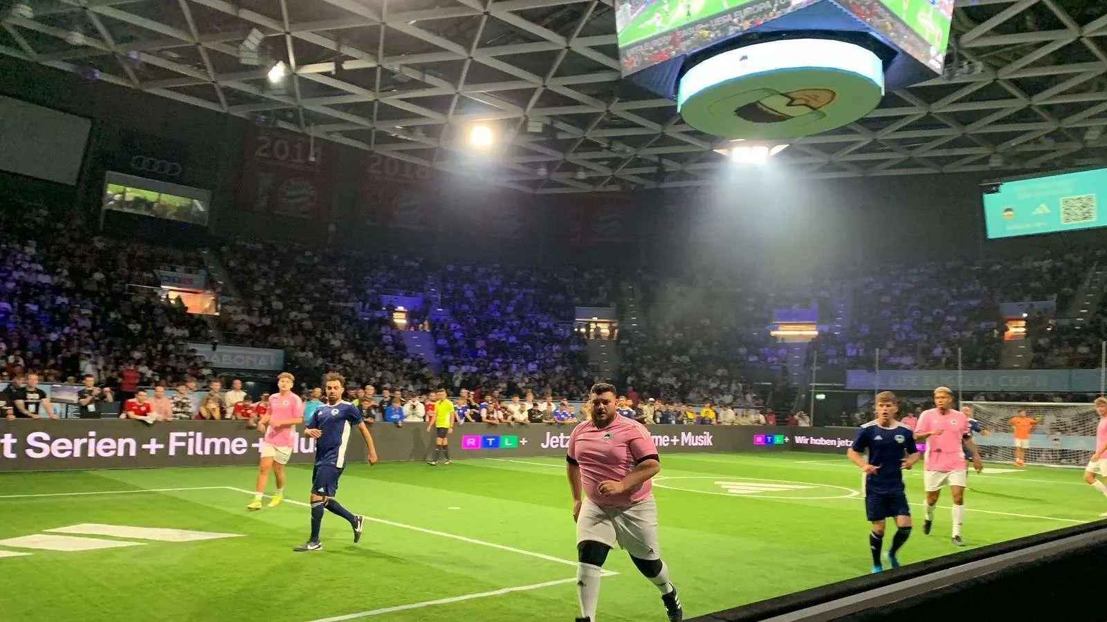 AbuGoku, ein Spieler des Eligella Cups, konzentriert sich auf dem Fußballfeld während des Turniers.