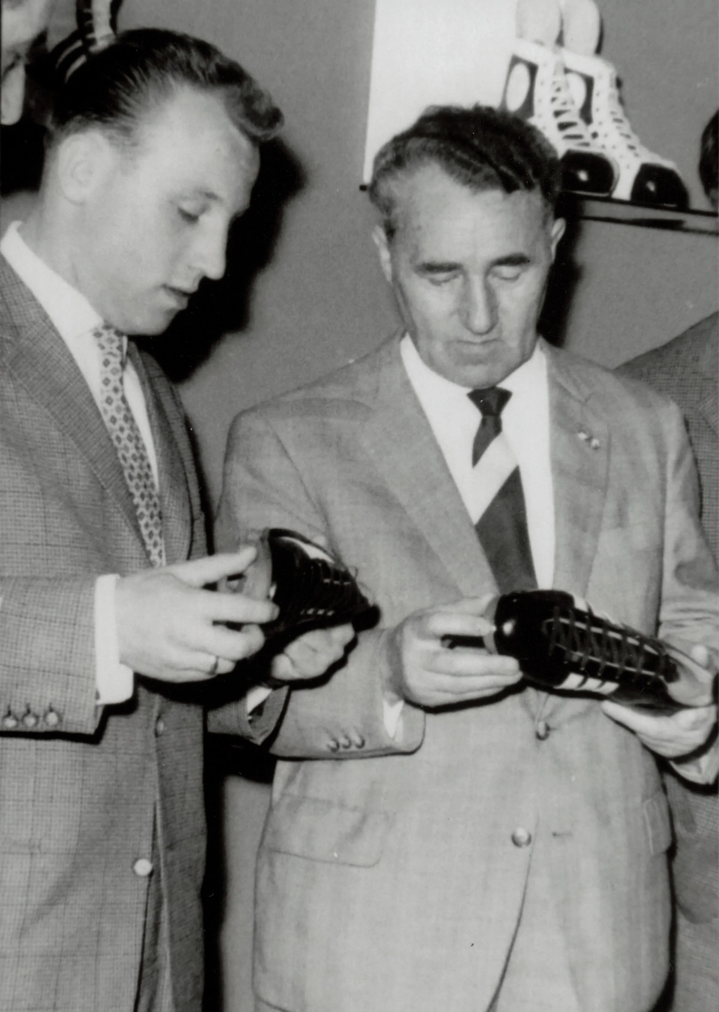 Adi Dassler und Uwe Seeler bei einer Qualitätskontrolle, stets auf der Suche nach Perfektion.