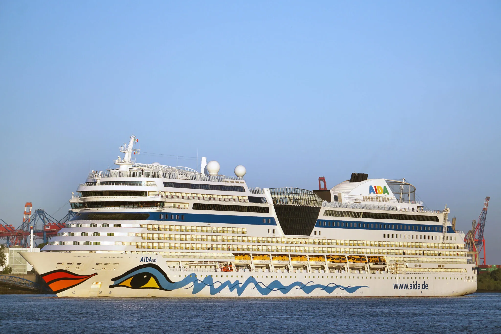 AIDA Schiff läuft in den Hamburger Hafen ein