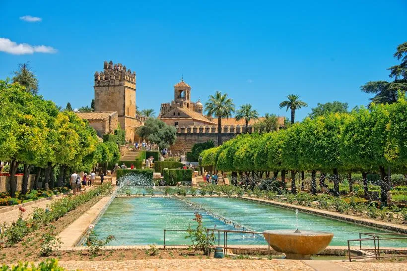 Alcázar von Cordoba mit Brunnen im Vordergrund vor blauem Himmel, eine maurische Festung in Andalusien.