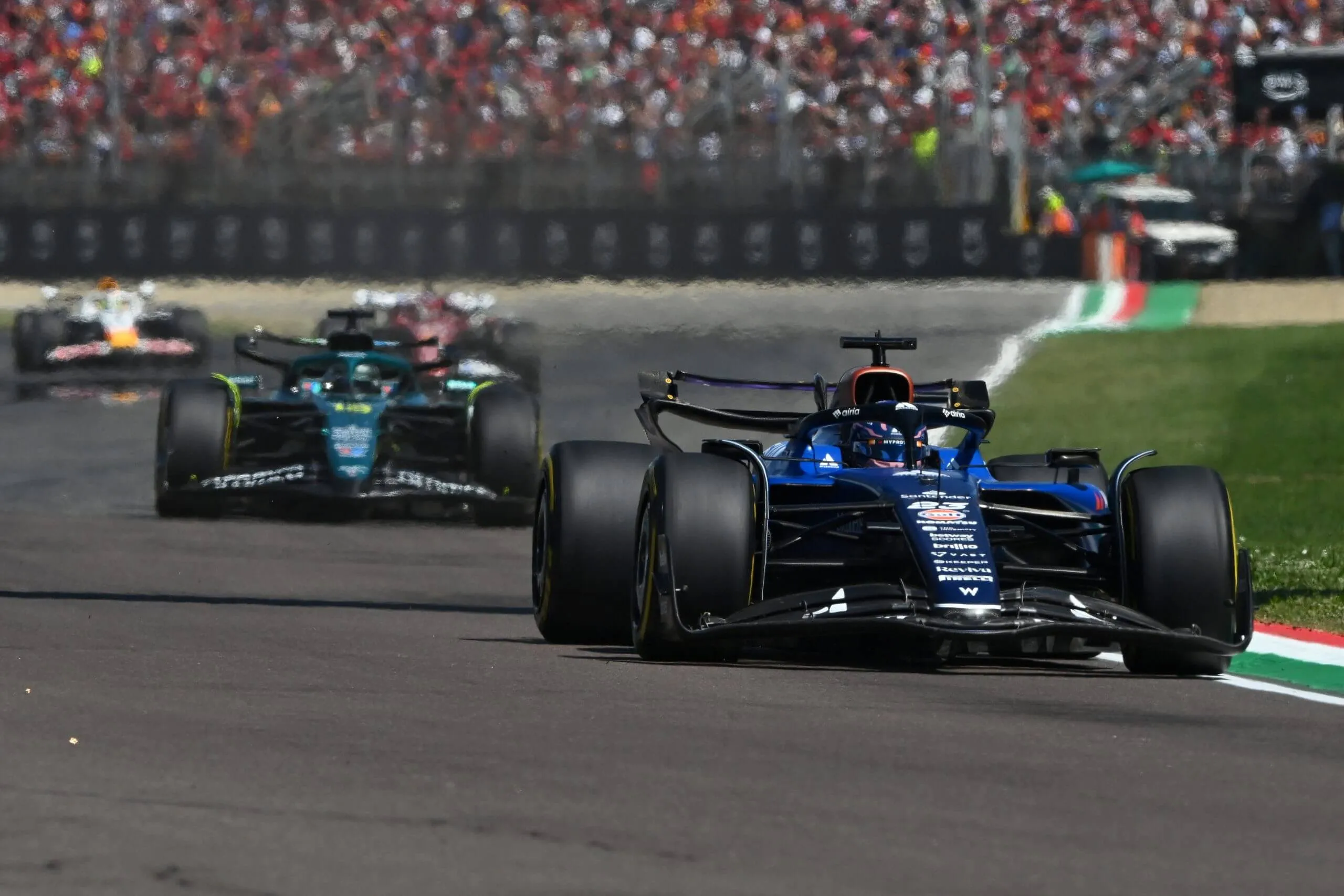 Alex Albon in seinem Williams-Rennwagen während des Grand Prix und einer starken Saisonleistung