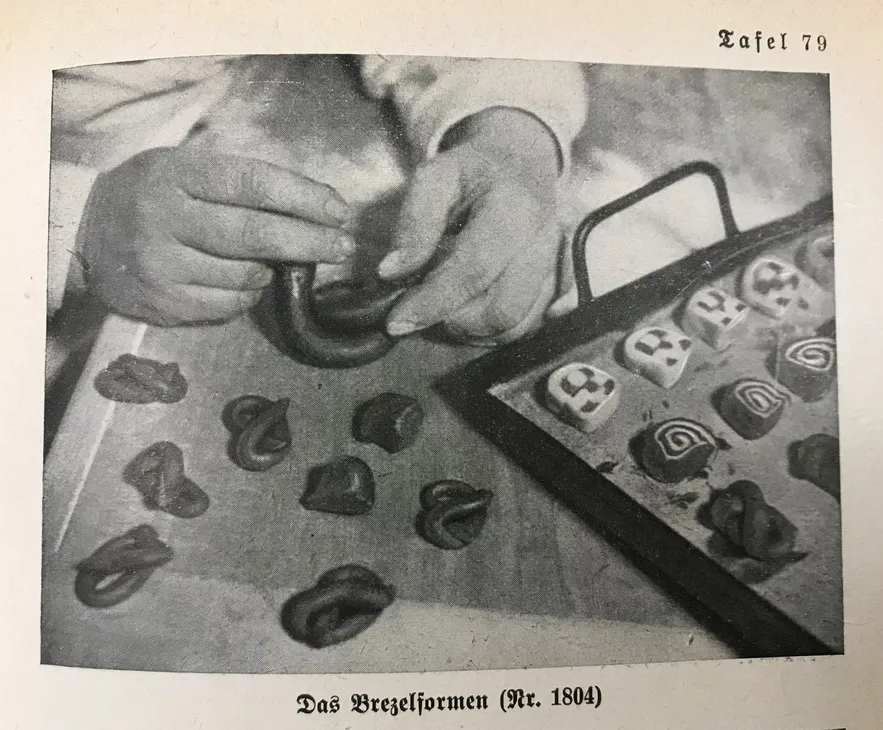 Alice Urbach demonstriert das Formen kleiner Gebäckstücke