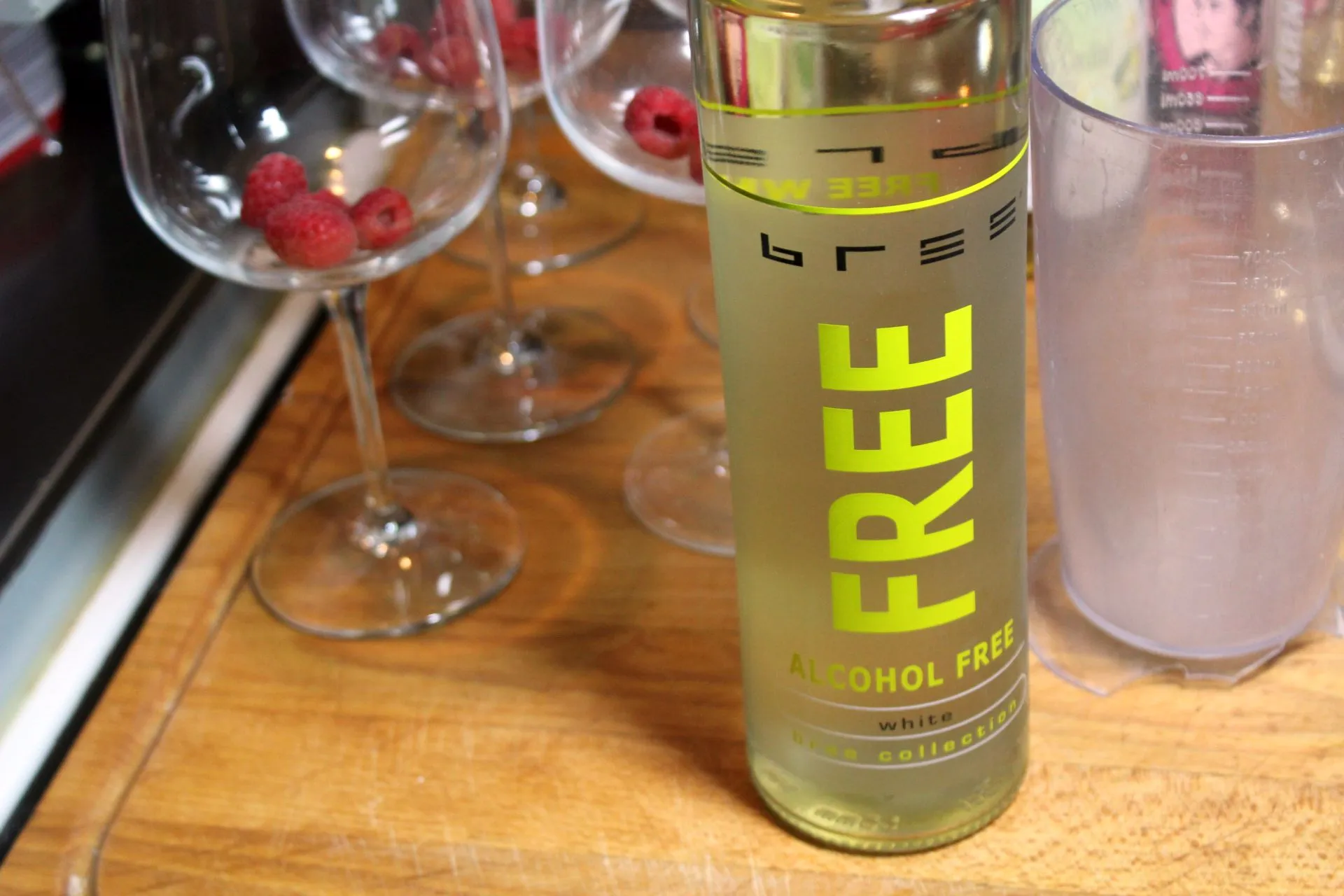 Alkoholfreier Weißwein wird in ein Glas gefüllt