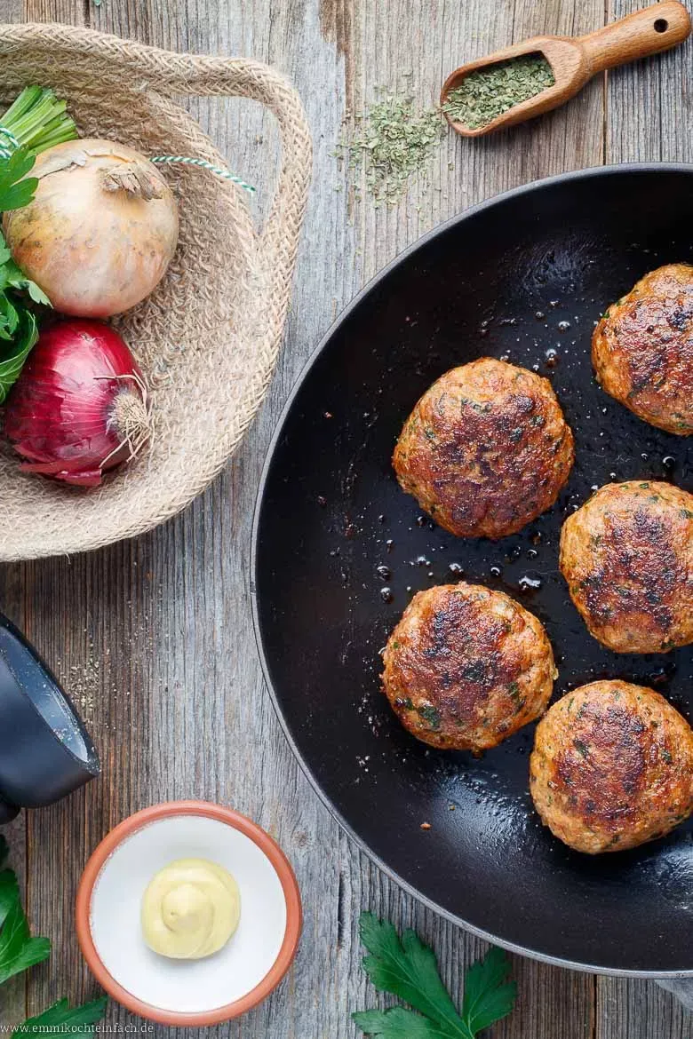 Alle Zutaten für Buletten: Hackfleisch, Zwiebeln, Petersilie, Gewürze und Ei