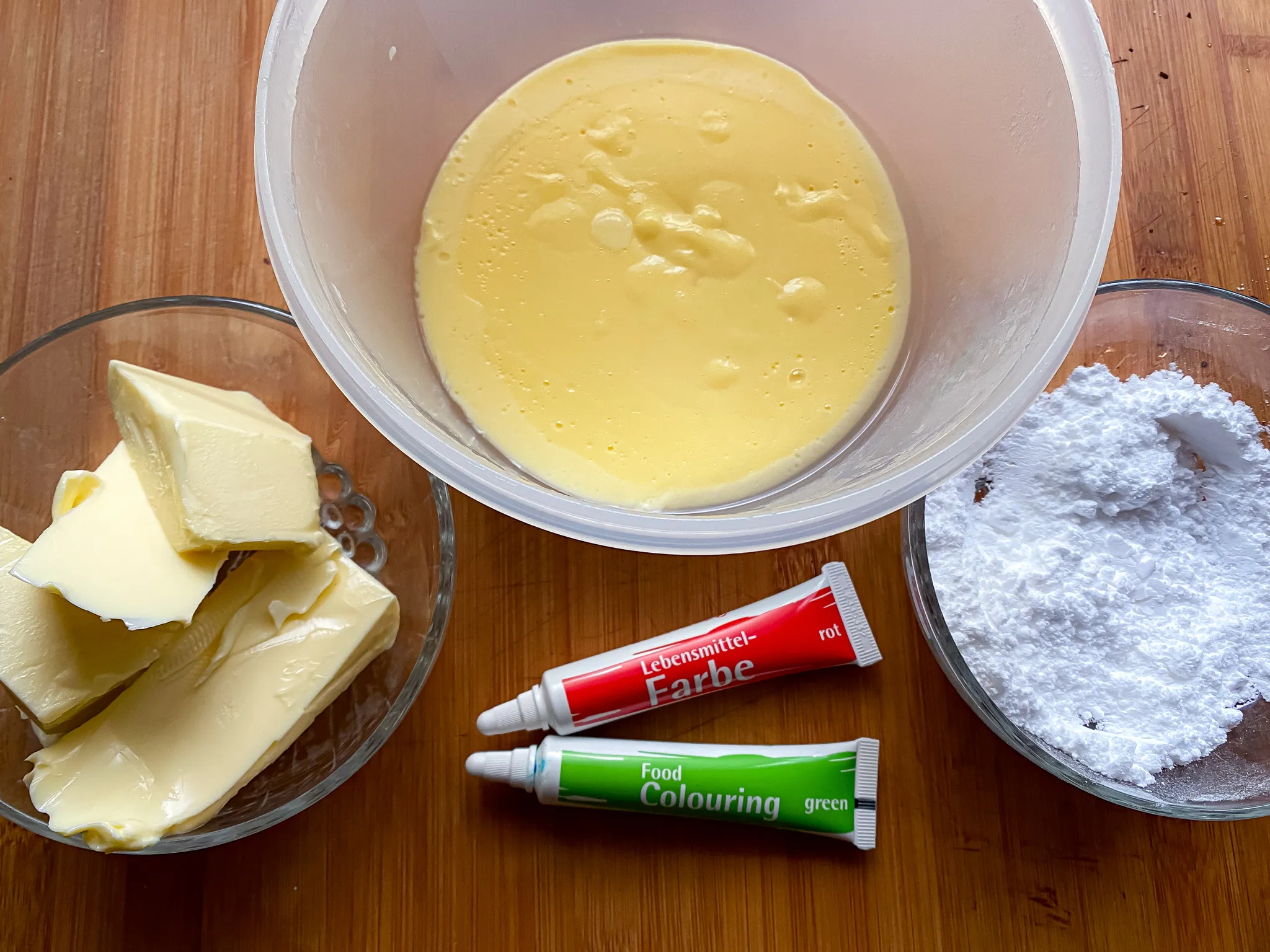 Alle Zutaten für die Buttercreme von Hagrids Geburtstagskuchen, inklusive Lebensmittelfarbe