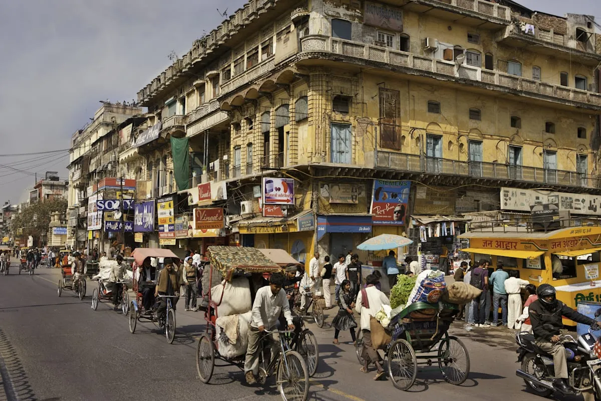 Alltägliches Leben in Alt-Delhi mit hoher Bevölkerungsdichte