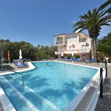 Anaxos Gardens Apartments umgeben von Olivenbäumen