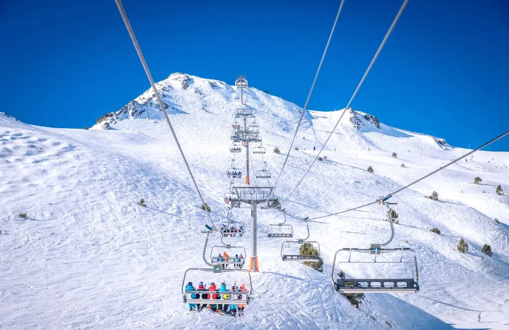 Andorra in den Pyrenäen ist ein ausgezeichnetes Ziel für einen preiswerten Skiurlaub im Februar mit guten Schneebedingungen