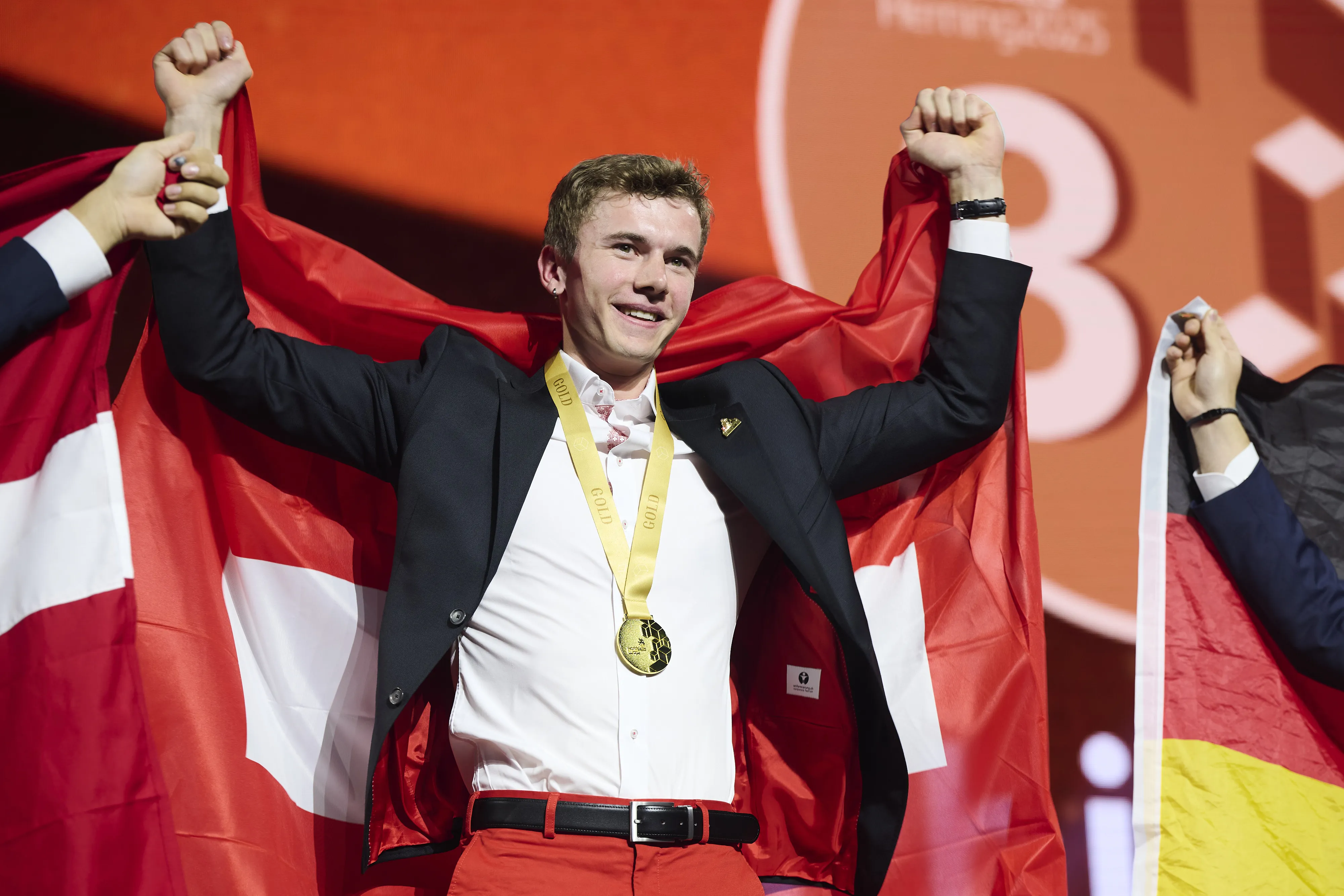 Andrin Dobler feiert seinen Europameistertitel bei den EuroSkills 2025.