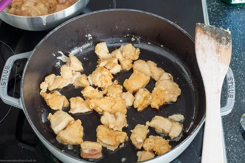 Angebratenes Hähnchen für Süß Sauer in einer Pfanne