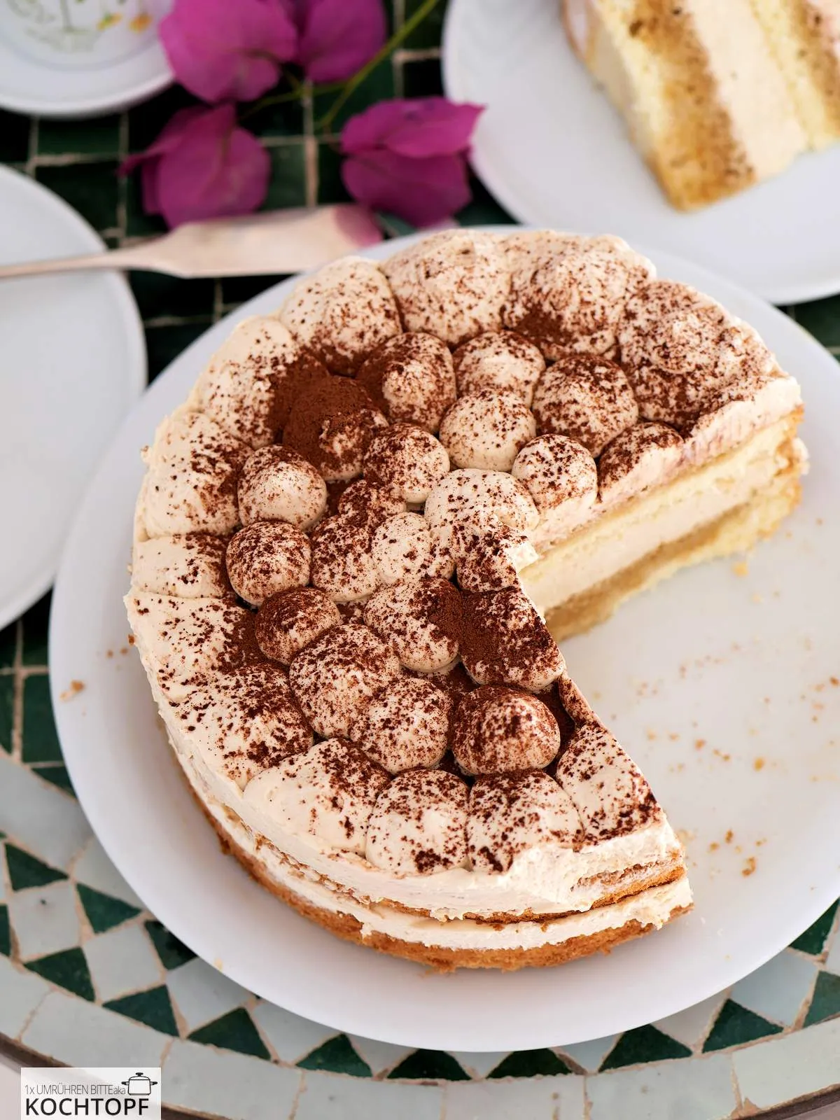 Angeschnittene Tiramisu-Torte aus Vogelperspektive