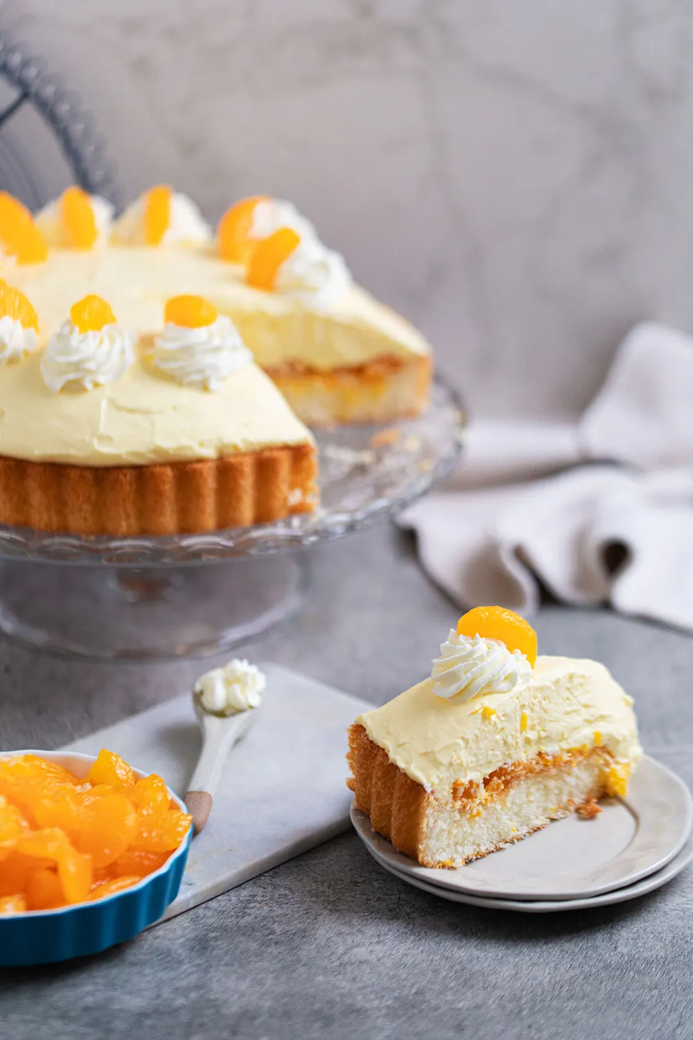 Angeschnittener Schüttelkuchen mit Mandarinen und cremiger Füllung