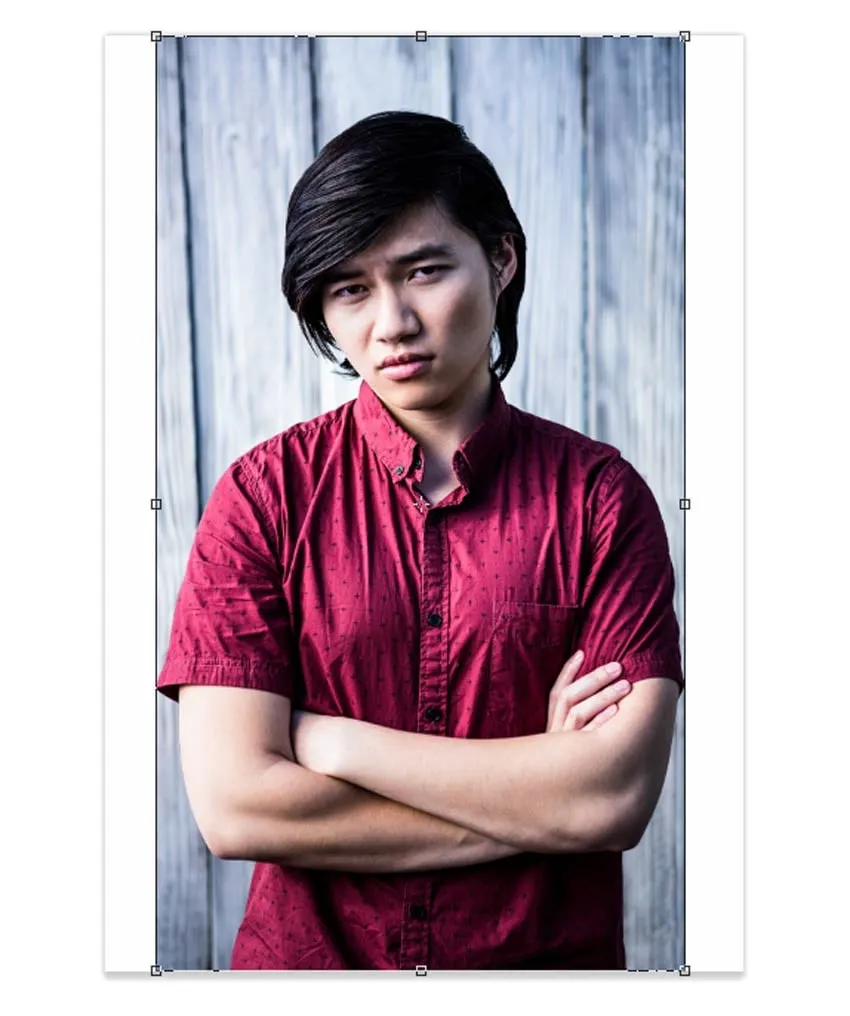 Anpassen des Hintergrunds mit dem Frei Transformieren-Werkzeug, um weiße Ränder freizulegen