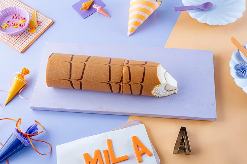 Anschneiden der Seitenränder der Sahnerolle.